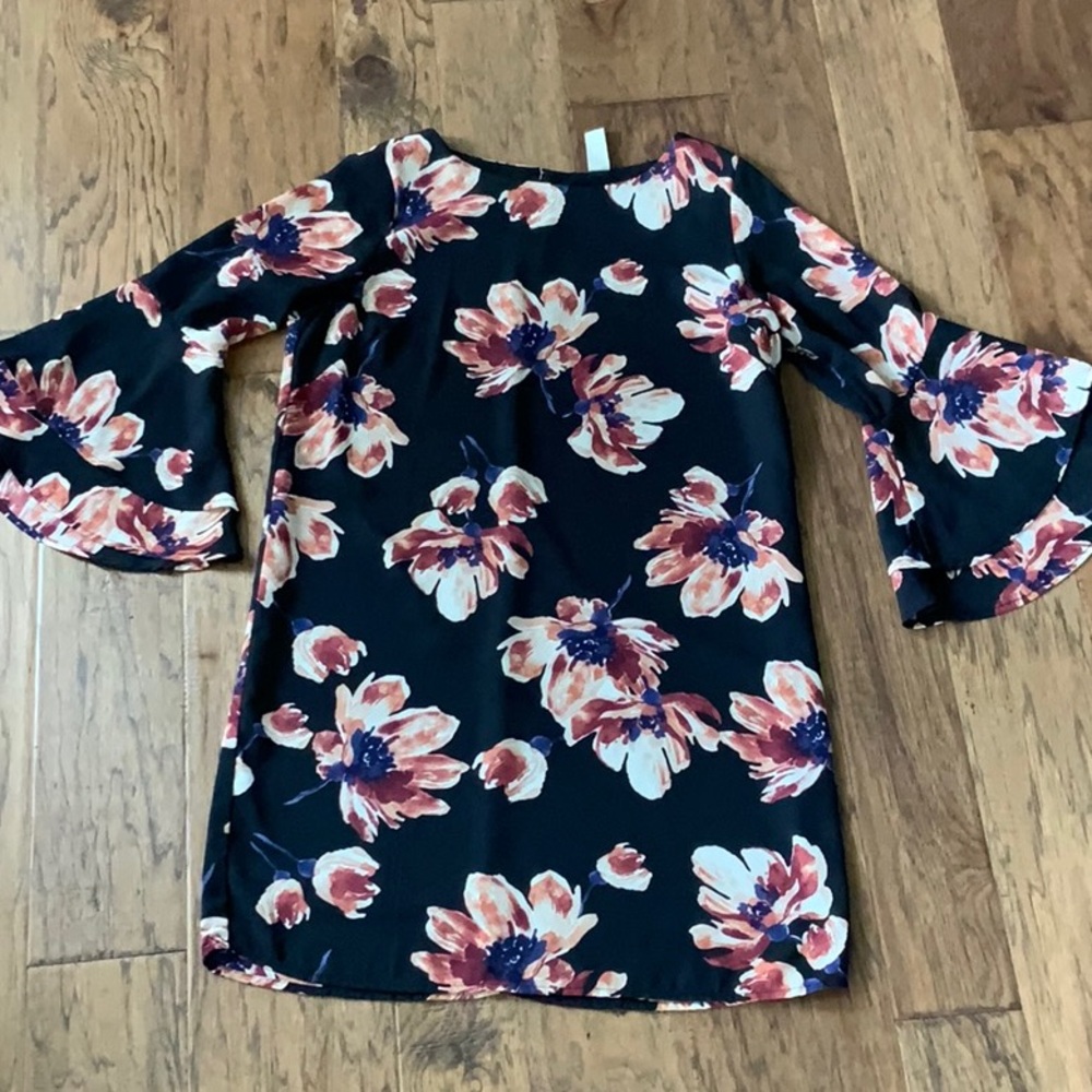 Dress with flowers and flared sleeves